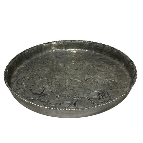 Vintage mid century Wilson hammered aluminum round tray embossed silvertone - Picture 2 of 6
